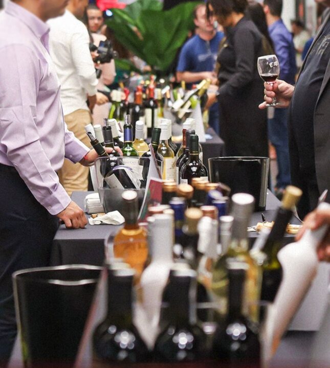 Feira Wine Dez traz 600 rótulos e 40 expositores ao Shopping da Bahia Feira Wine Dez traz 600 rótulos e 40 expositores ao Shopping da Bahia