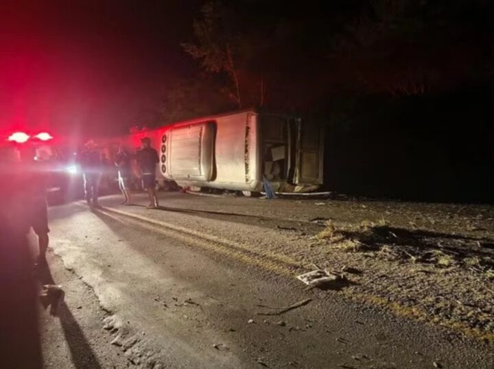 Acidente com ônibus que voltava à Bahia deixa ao menos 15 mortos em Pernambuco