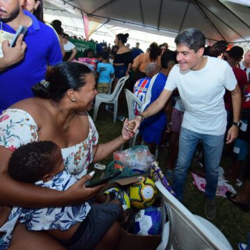 ACM Neto prestigia evento do Dia das Crianças em Lauro de Freitas ao lado de lideranças políticas