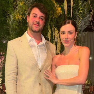 Alice Wegmann surge deslumbrante com novo namorado no casamento de Pedro Tourinho e Kevin David em Salvador Alice Wegmann surge deslumbrante com novo namorado no casamento de Pedro Tourinho e Kevin David em Salvador