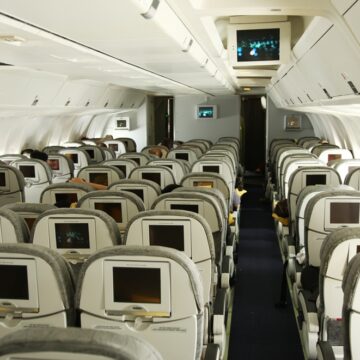 Nova lei obriga companhias aéreas a higienizar aviões entre voos para estado brasileiro; entenda