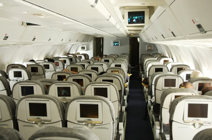 Nova lei obriga companhias aéreas a higienizar aviões entre voos para estado brasileiro; entenda