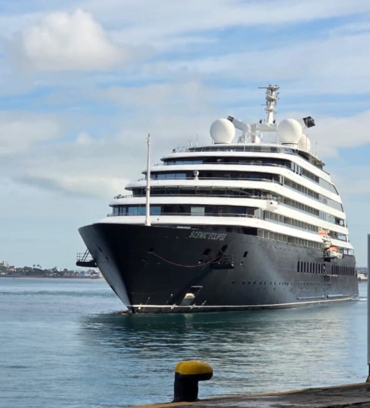 Bahia dá início à temporada de cruzeiros com navio de luxo no Porto de Salvador