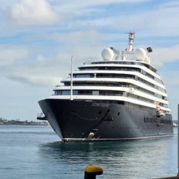 Bahia dá início à temporada de cruzeiros com navio de luxo no Porto de Salvador