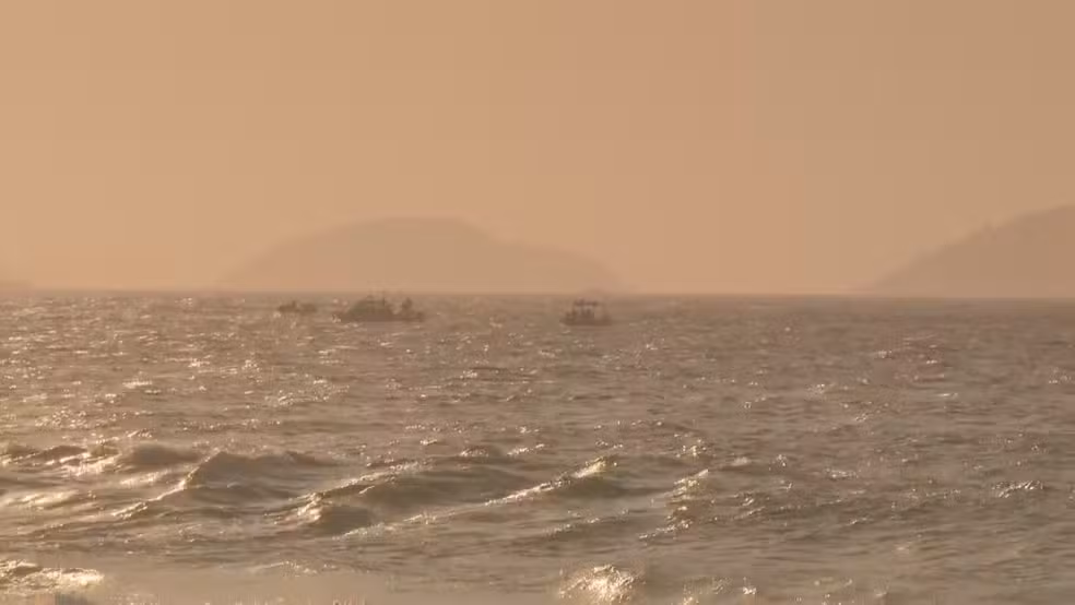 Ventania surpreende e arrasta quase 50 praticantes de stand-up paddle em Copacabana