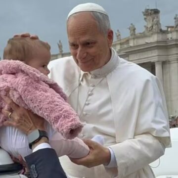 Bebê baiana de sete meses é abençoada pelo papa Leão XIV no Vaticano