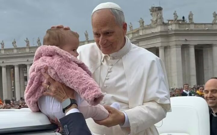 Bebê baiana de sete meses é abençoada pelo papa Leão XIV no Vaticano