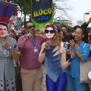 Bloco de carnaval inspirado em ‘Vale Tudo’ reúne foliões em frente à TCA, sede da família Roitman