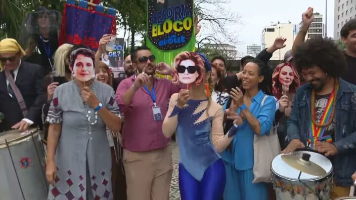 Bloco de carnaval inspirado em ‘Vale Tudo’ reúne foliões em frente à TCA, sede da família Roitman