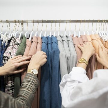 Brechó solidário une moda e empatia em prol da Casa do Caminho, em Salvador