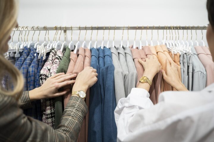 Brechó solidário une moda e empatia em prol da Casa do Caminho, em Salvador