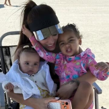 Bruna Biancardi curte dia de praia em Santos com as filhas Mavie e Mel Bruna Biancardi curte dia de praia em Santos com as filhas Mavie e Mel