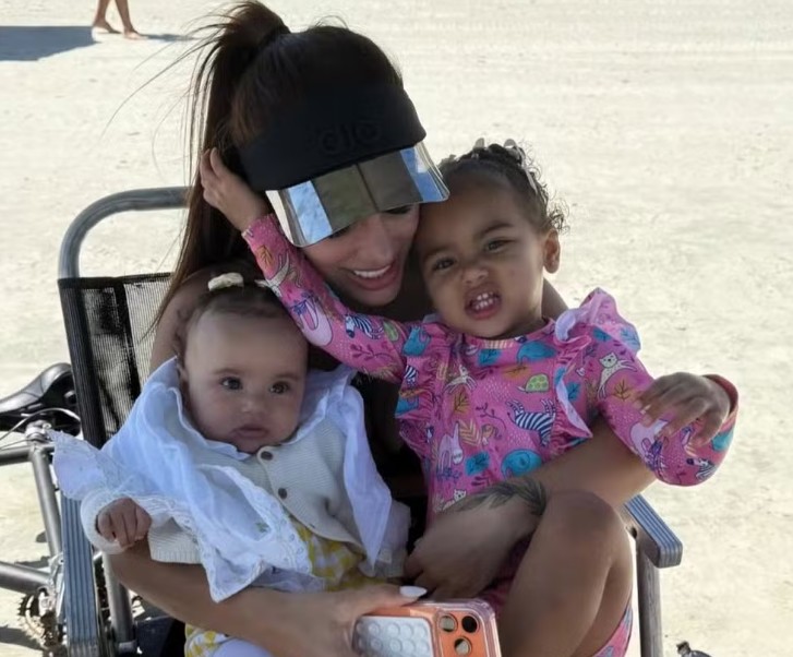 Bruna Biancardi curte dia de praia em Santos com as filhas Mavie e Mel Bruna Biancardi curte dia de praia em Santos com as filhas Mavie e Mel
