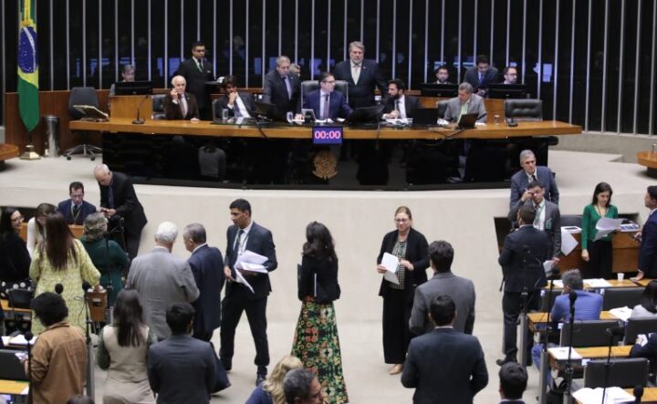 Câmara aprova projeto que classifica falsificação de bebidas como crime hediondo