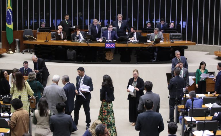 Câmara aprova projeto que classifica falsificação de bebidas como crime hediondo