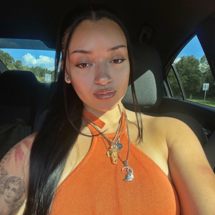 Em Salvador, filha de Xanddy e Carla Perez ostenta corpão na piscina e ganha elogio: ‘Tem o molho’