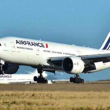 Voo de Paris para Salvador enfrenta atraso superior a 10 horas; passageiros estão presos no avião