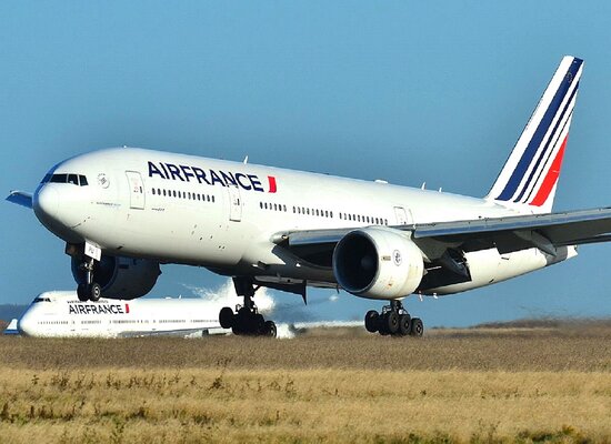 Voo de Paris para Salvador enfrenta atraso superior a 10 horas; passageiros estão presos no avião