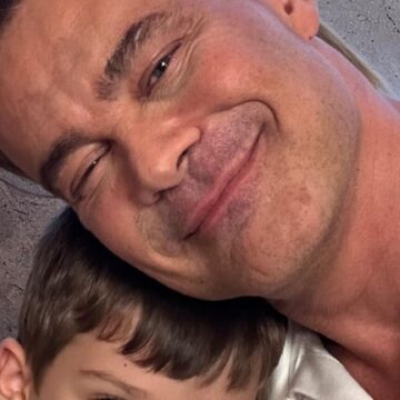 De visual novo, Carmo Dalla Vecchia encanta ao postar fotos com o filho Pedro