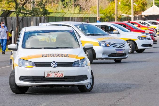 Lula autoriza estudo para acabar com aulas obrigatórias em autoescolas