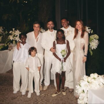 Giovanna Ewbank e Bruno Gagliasso posam com os filhos durante casamento em Salvador Giovanna Ewbank e Bruno Gagliasso posam com os filhos durante casamento em Salvador