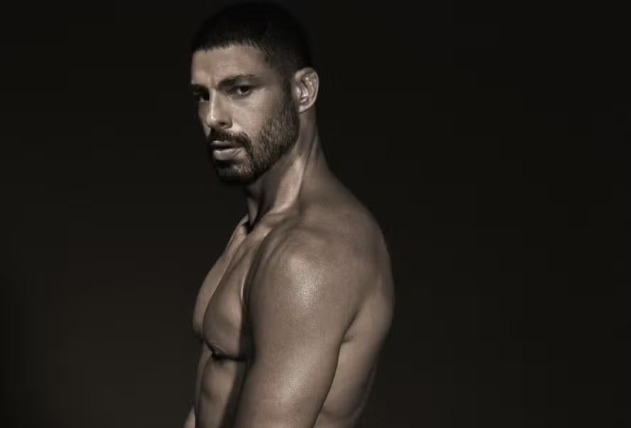 Cauã Reymond posta foto nu no dia do último capítulo de ‘Vale Tudo’ e viraliza