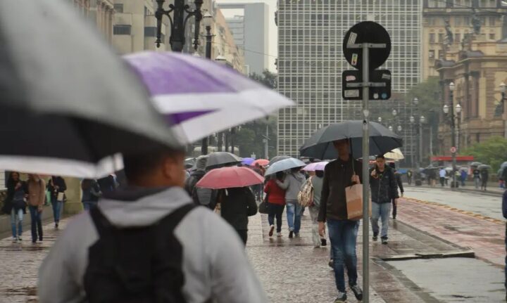 Inmet emite alerta laranja de chuvas intensas e ventos fortes para São Paulo neste sábado