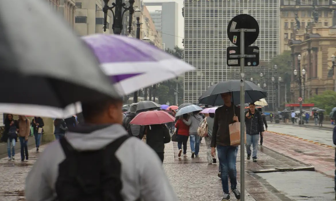 Inmet emite alerta laranja de chuvas intensas e ventos fortes para São Paulo neste sábado