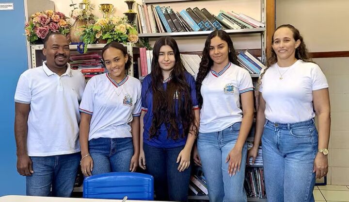 Estudantes baianas criam canudo ecológico feito com casca de ovo no interior da Bahia