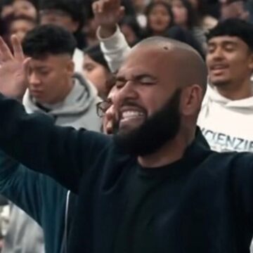 Longe dos holofotes, Daniel Alves é visto pregando em igreja na Espanha Longe dos holofotes, Daniel Alves é visto pregando em igreja na Espanha