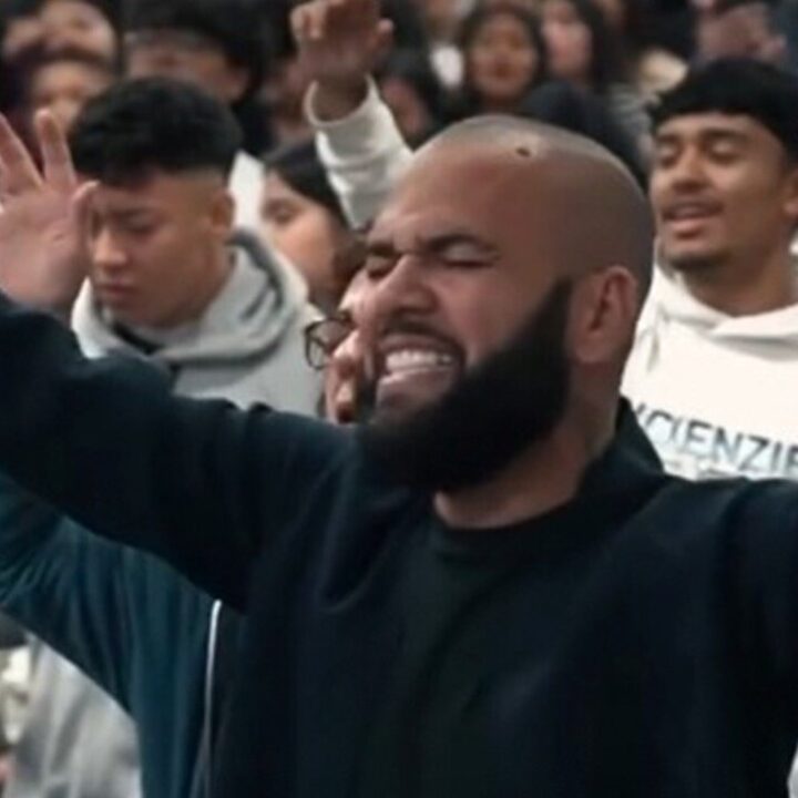 Longe dos holofotes, Daniel Alves é visto pregando em igreja na Espanha