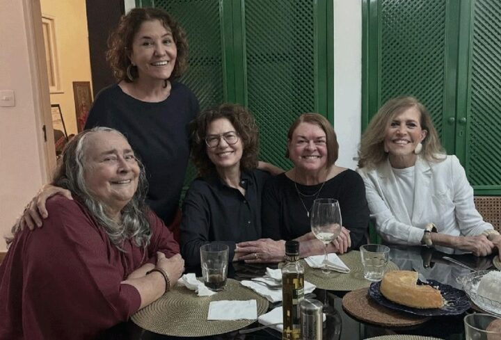 Dedé Veloso, ex-mulher de Caetano, faz rara aparição ao lado de Drão e Patrícia Pillar