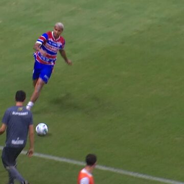 Deyverson acerta carrinho e derruba preparador do São Paulo; veja vídeo