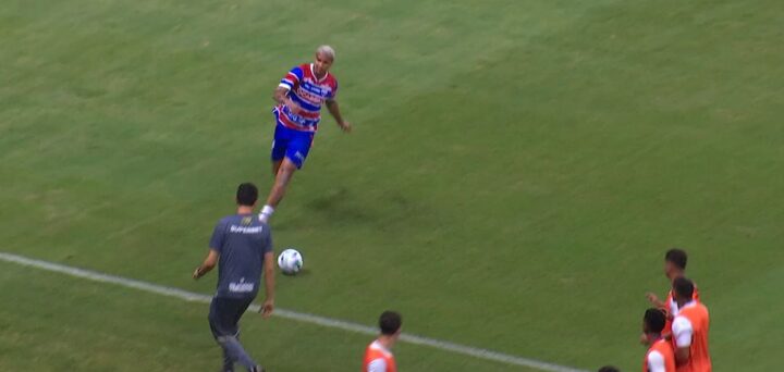 Deyverson acerta carrinho e derruba preparador do São Paulo; veja vídeo