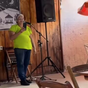 Comerciante viraliza cantando música de Caetano Veloso em restaurante e cantor se emociona: ‘Canta lindamente’