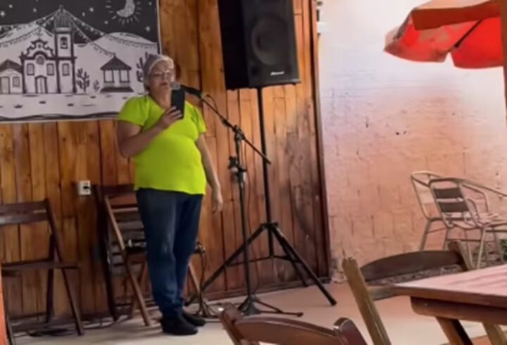 Comerciante viraliza cantando música de Caetano Veloso em restaurante e cantor se emociona: ‘Canta lindamente’
