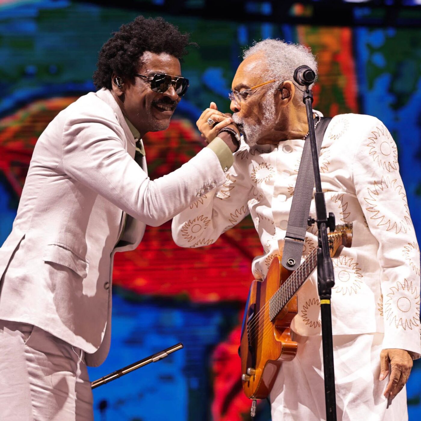 Gilberto Gil recebe Seu Jorge em penúltimo show da turnê ‘Tempo Rei’ em São Paulo; assista