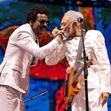 Gilberto Gil recebe Seu Jorge em penúltimo show da turnê ‘Tempo Rei’ em São Paulo; assista