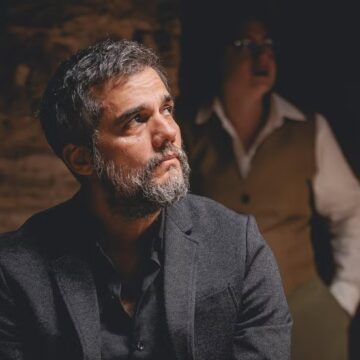 Peça com Wagner Moura tem ingressos esgotados em segundos no Rio e fãs reagem