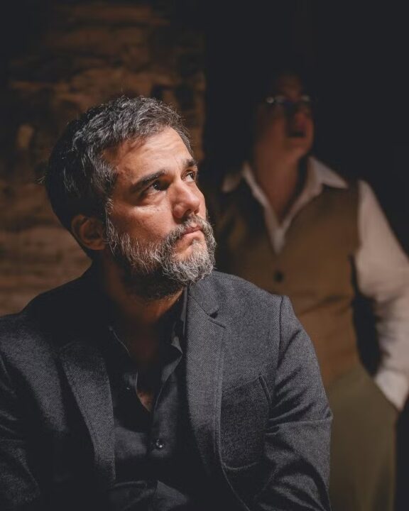 Peça com Wagner Moura tem ingressos esgotados em segundos no Rio e fãs reagem