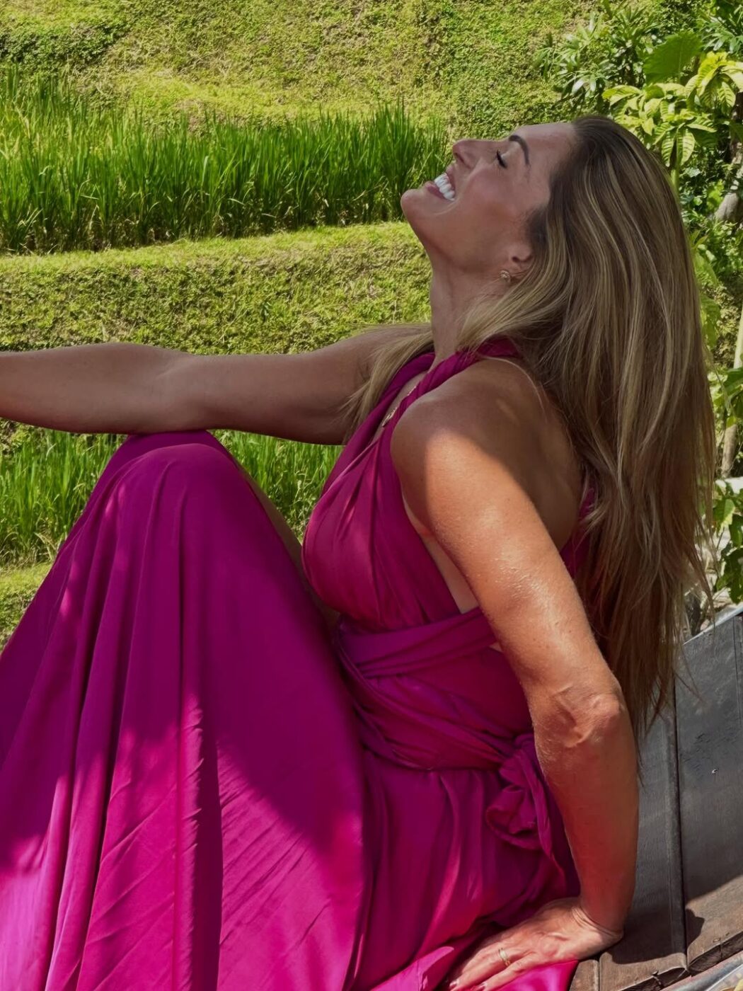 Elaine Mickely surge com vestido deslumbrante em álbum de fotos em Bali