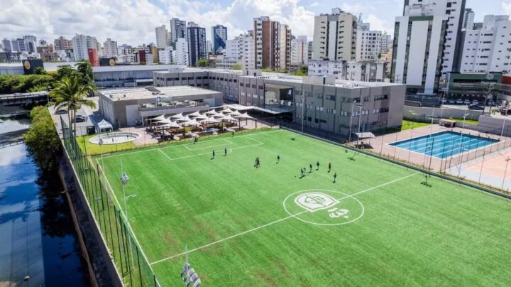 Escola bilíngue oferece bolsas de estudo para alunos do ensino médio em Salvador