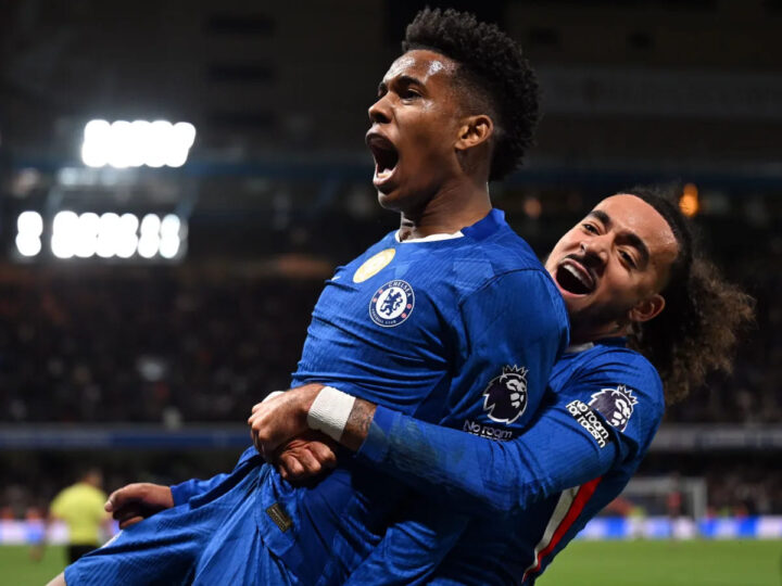 Estêvão decide no fim para o Chelsea contra o Liverpool e encanta a imprensa inglesa; veja lances