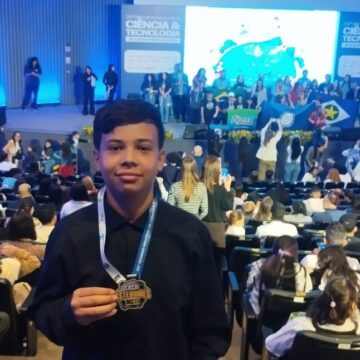 Estudante baiano da rede estadual recebe medalha da NASA por identificar asteroides