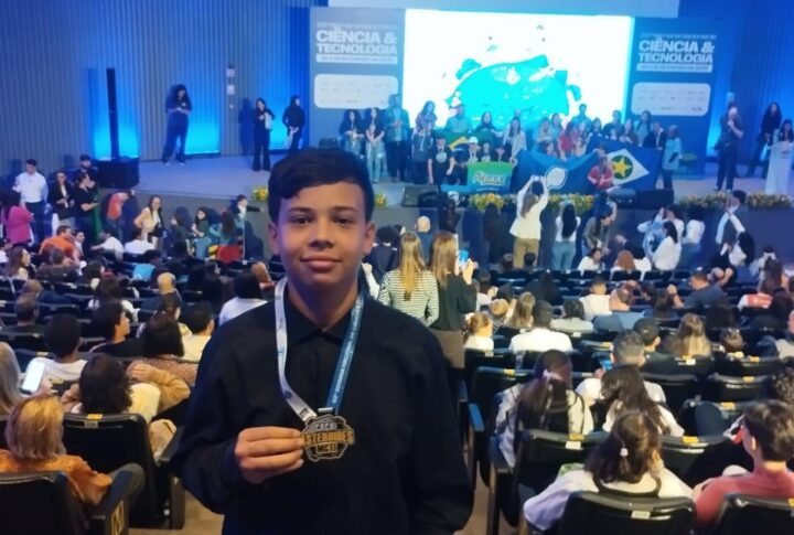 Estudante baiano da rede estadual recebe medalha da NASA por identificar asteroides