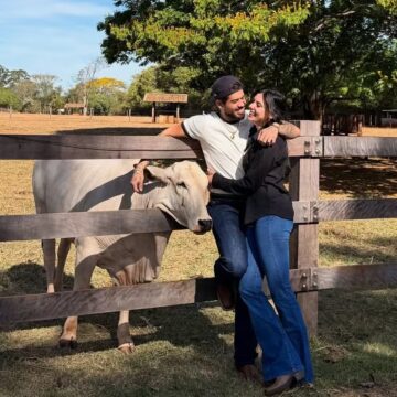 Assumidos! Zé Felipe e Ana Castela posam juntinhos na fazenda da cantora