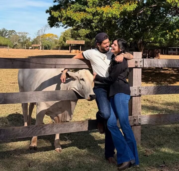 Assumidos! Zé Felipe e Ana Castela posam juntinhos na fazenda da cantora