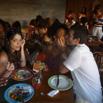 Humberto Carrão dá beijão em atriz em confraternização de ‘Vale Tudo’