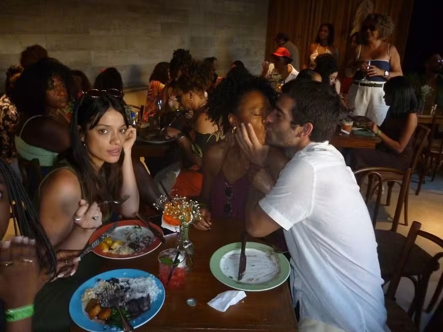 Humberto Carrão dá beijão em atriz em confraternização de ‘Vale Tudo’