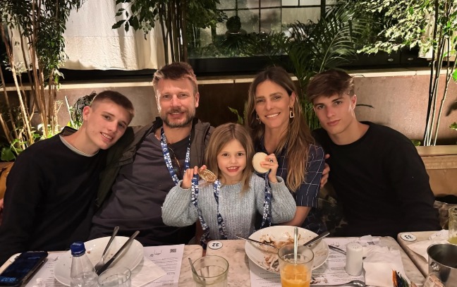 Fernanda Lima celebra momento especial com Rodrigo Hilbert e filhos no vôlei